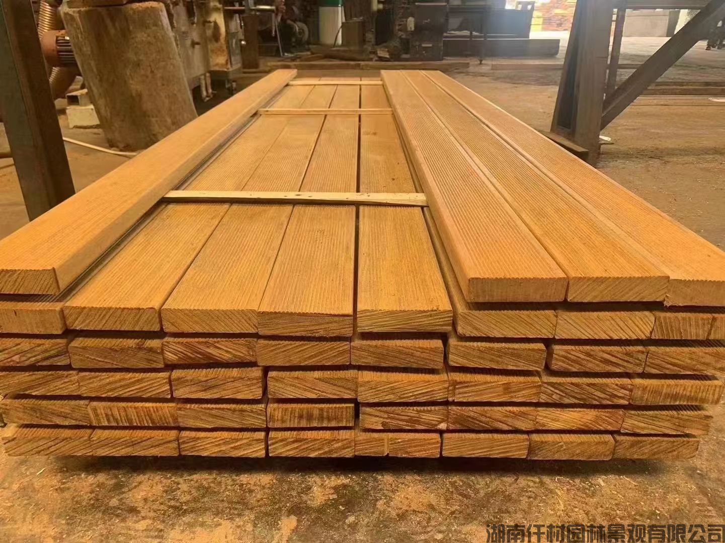 深圳菠萝格防腐木用哪种性价比高